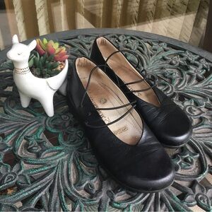 Arcopedico Black Flats with Straps